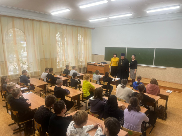 Батюшка посетил школу-интернат.