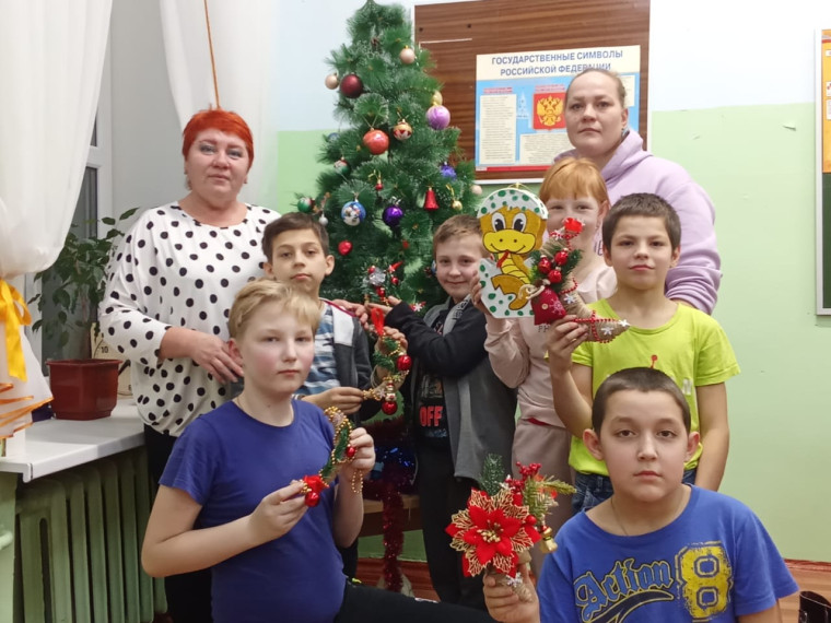 Мастер-класс по новогодним игрушкам совместно с родительницей.