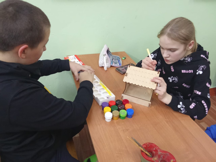 Кормушка для птиц на занятии кружка "Самоделкин".